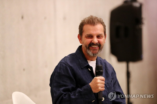 현대미술가 우고 론디노네가 8일 강원 원주시 뮤지엄 산에서 기자간담회를 하고 있다. 연합뉴스
